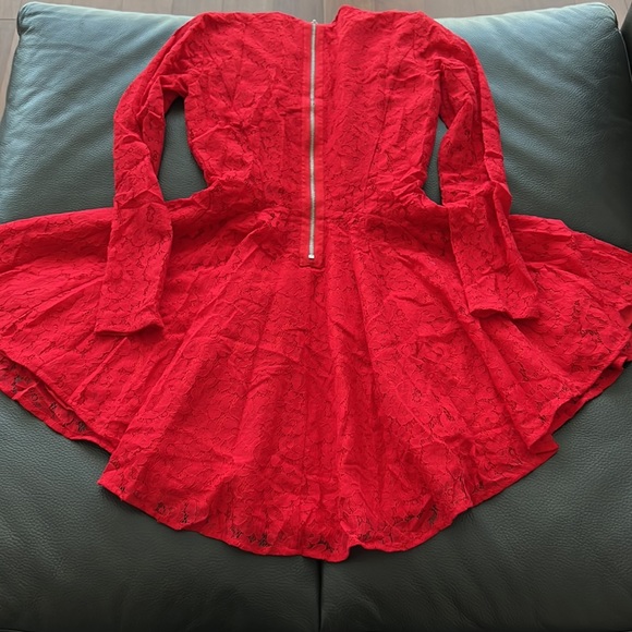 Red lace high-low pleated dress - Picture 4 of 6